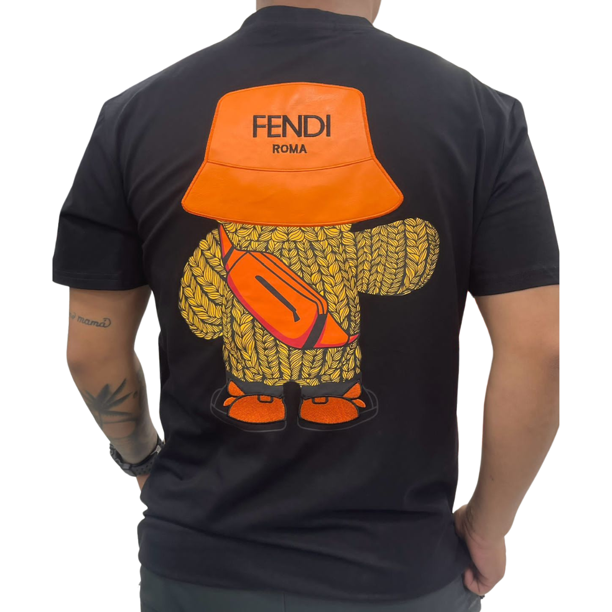 Comprar Camiseta Fendi Playera Hombre en Onlineshoppingcenterg Si estás buscando comprar camiseta Fendi playera hombre, en Onlineshoppingcenterg encontrarás las mejores opciones. Fendi es sinónimo de estilo y calidad, y sus camisetas y playeras para hombre son perfectas para quienes buscan una prenda de moda exclusiva y sofisticada. A continuación, te explicamos por qué elegir una camiseta Fendi es una gran decisión y te ayudamos a resolver todas tus dudas.  ¿Por Qué Elegir una Camiseta Fendi? Las camisetas Fendi son conocidas por su diseño distintivo y elegante. Incorporan detalles únicos como el famoso diseño de "ojos Bag Bugs" y materiales de alta calidad que aseguran comodidad y durabilidad. La camiseta Fendi ojos amarillos y la camiseta Fendi blanca son populares por su estilo moderno y llamativo.  Ventajas de Comprar una Playera Fendi Hombre Calidad y Estilo Exclusivo: Fendi garantiza una calidad excepcional y diseños que destacan, como la playera Fendi ojos y la camisa Fendi negra. Variedad de Diseños: En Onlineshoppingcenterg ofrecemos opciones para todos los gustos, desde la camiseta Fendi Roma hasta la camiseta Fendi Bag Bugs. Ideal para Diferentes Ocasiones: Las camisas Fendi para hombre se adaptan a cualquier situación, ya sea una salida casual o una ocasión especial. Opciones Populares de Camisetas Fendi para Hombre Camiseta Fendi Negra y Blanca La camiseta Fendi negra es ideal para quienes buscan un look elegante y discreto. Si prefieres un estilo más fresco, la playera Fendi blanca es una excelente elección.